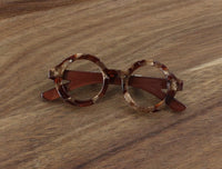 POLYRESIN TINY GLASSES BROOCH