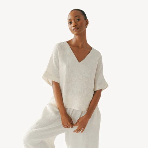 CRINKLE V NECK TOP