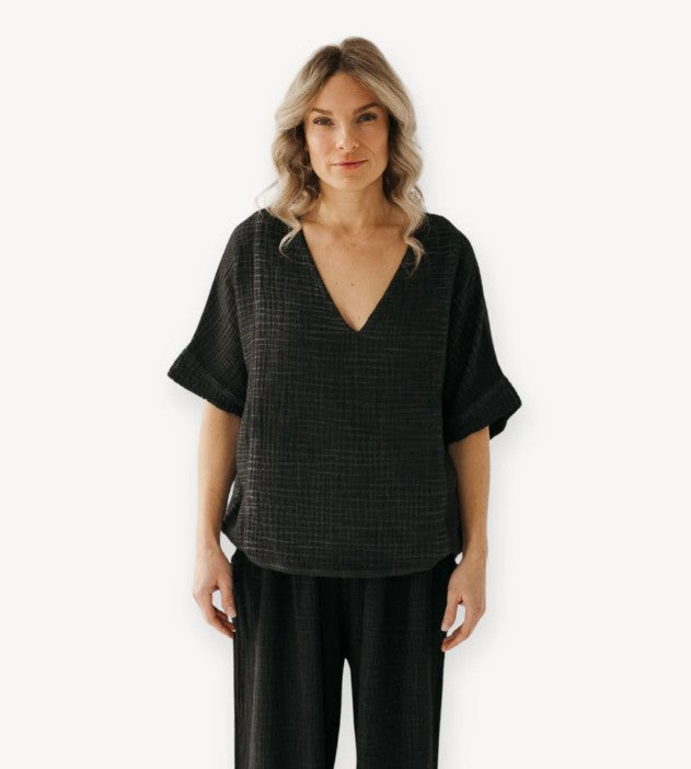 CRINKLE V NECK TOP
