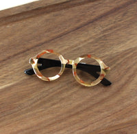 POLYRESIN TINY GLASSES BROOCH