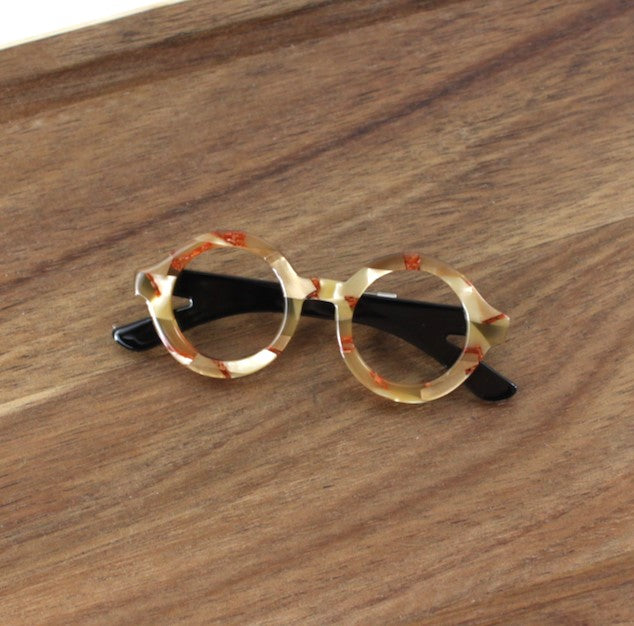 POLYRESIN TINY GLASSES BROOCH