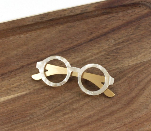 POLYRESIN TINY GLASSES BROOCH