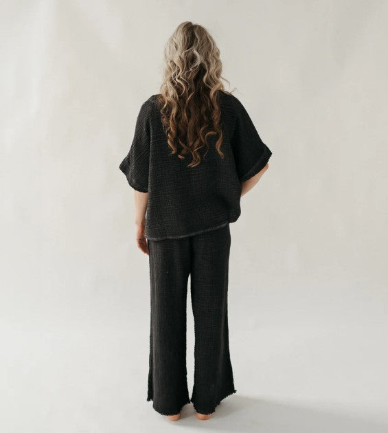 CRINKLE V NECK TOP