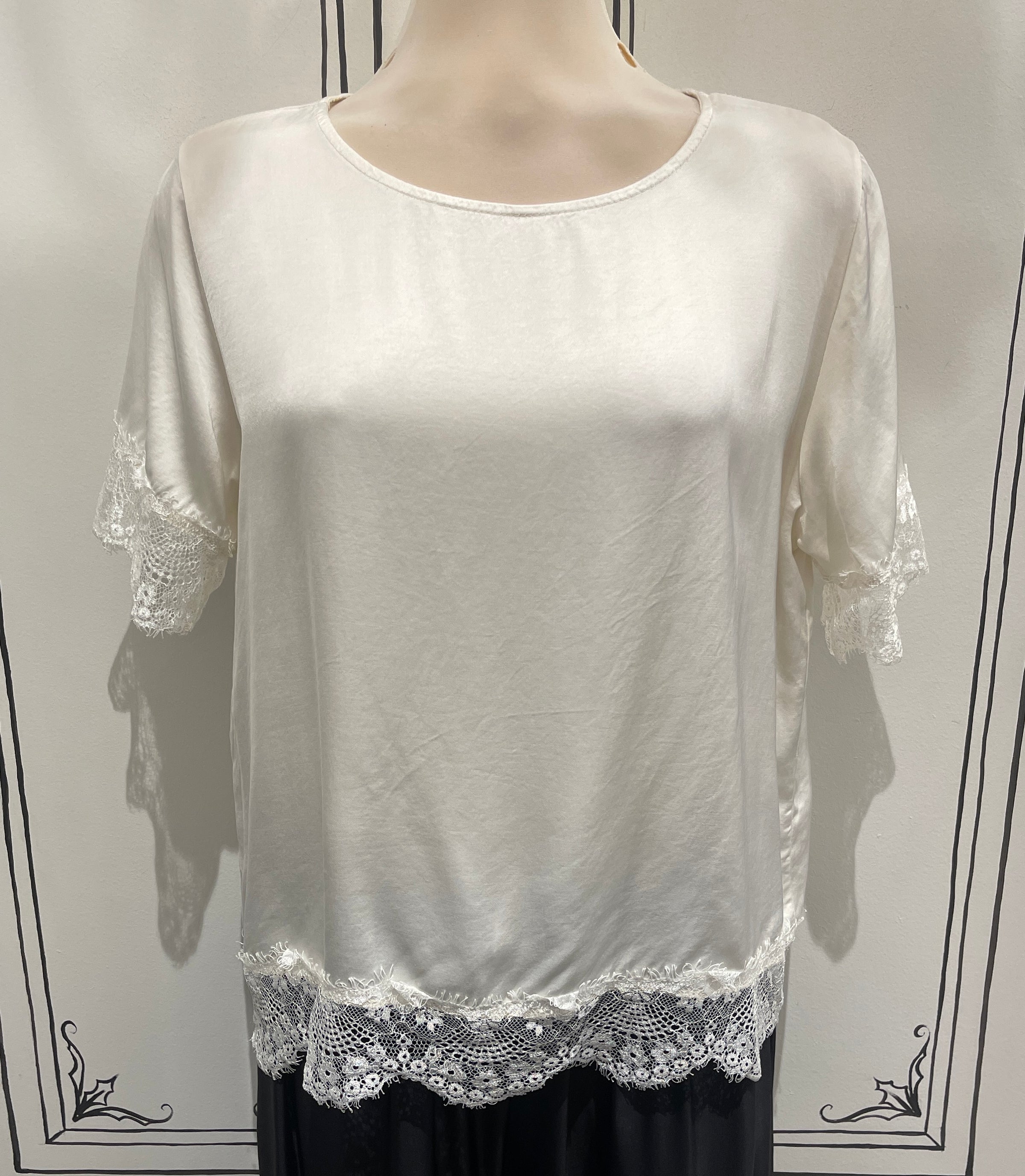 SHORT SLEEVE TOP WITH LACE TRIM