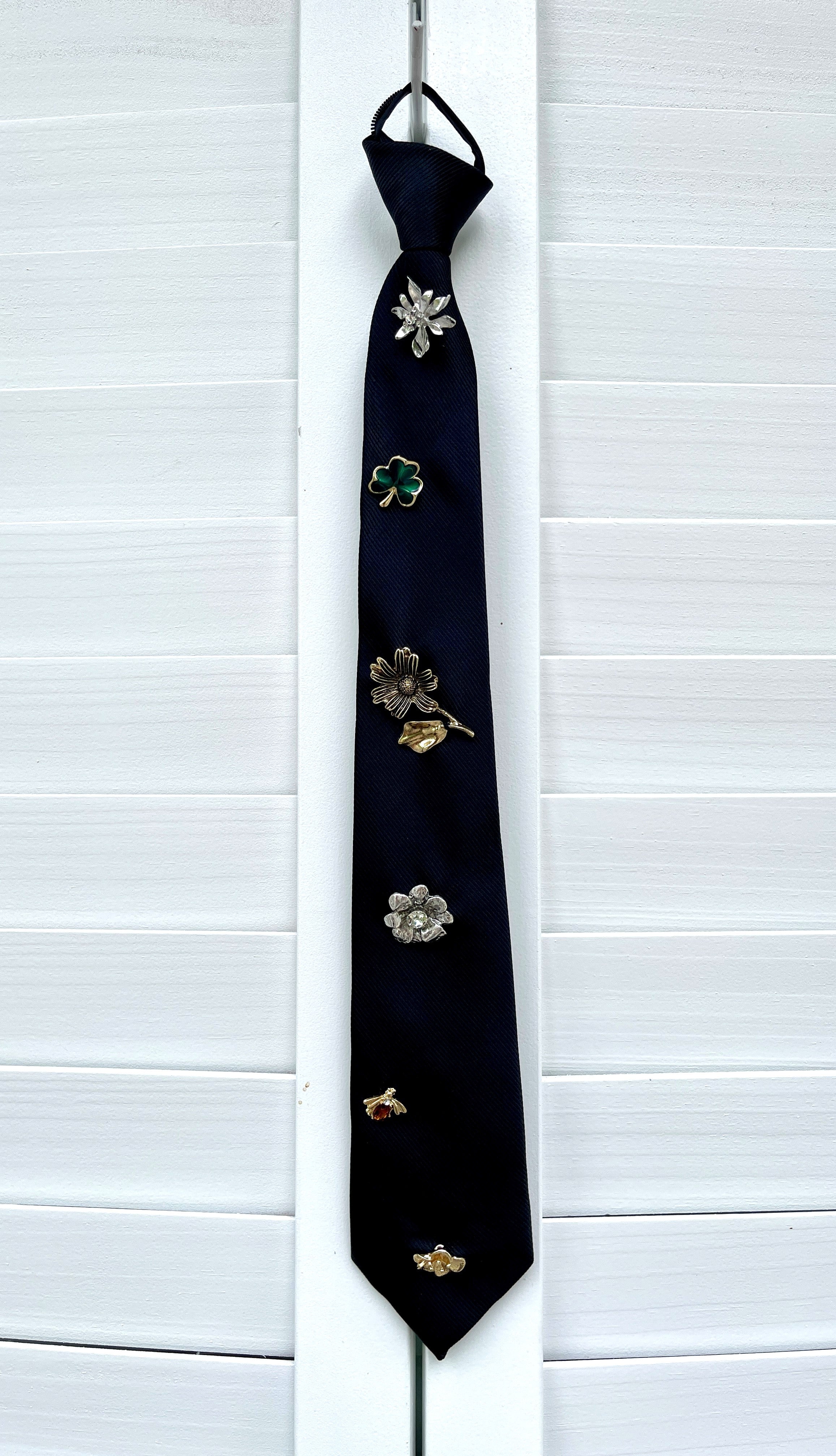 TIE WITH PINS