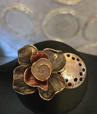 KBELL PIN MAGNETIC FLOWER