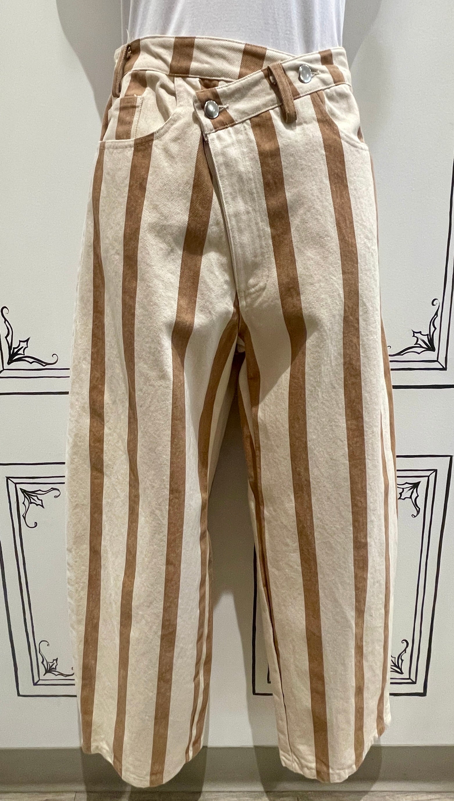 STRIPE CRIS CROSS CLOSURE PANT