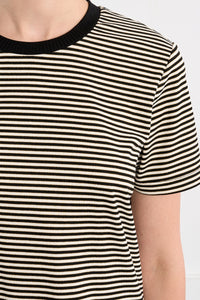 MOLLY TSHIRT ROUND NECK HEART KEYHOLE