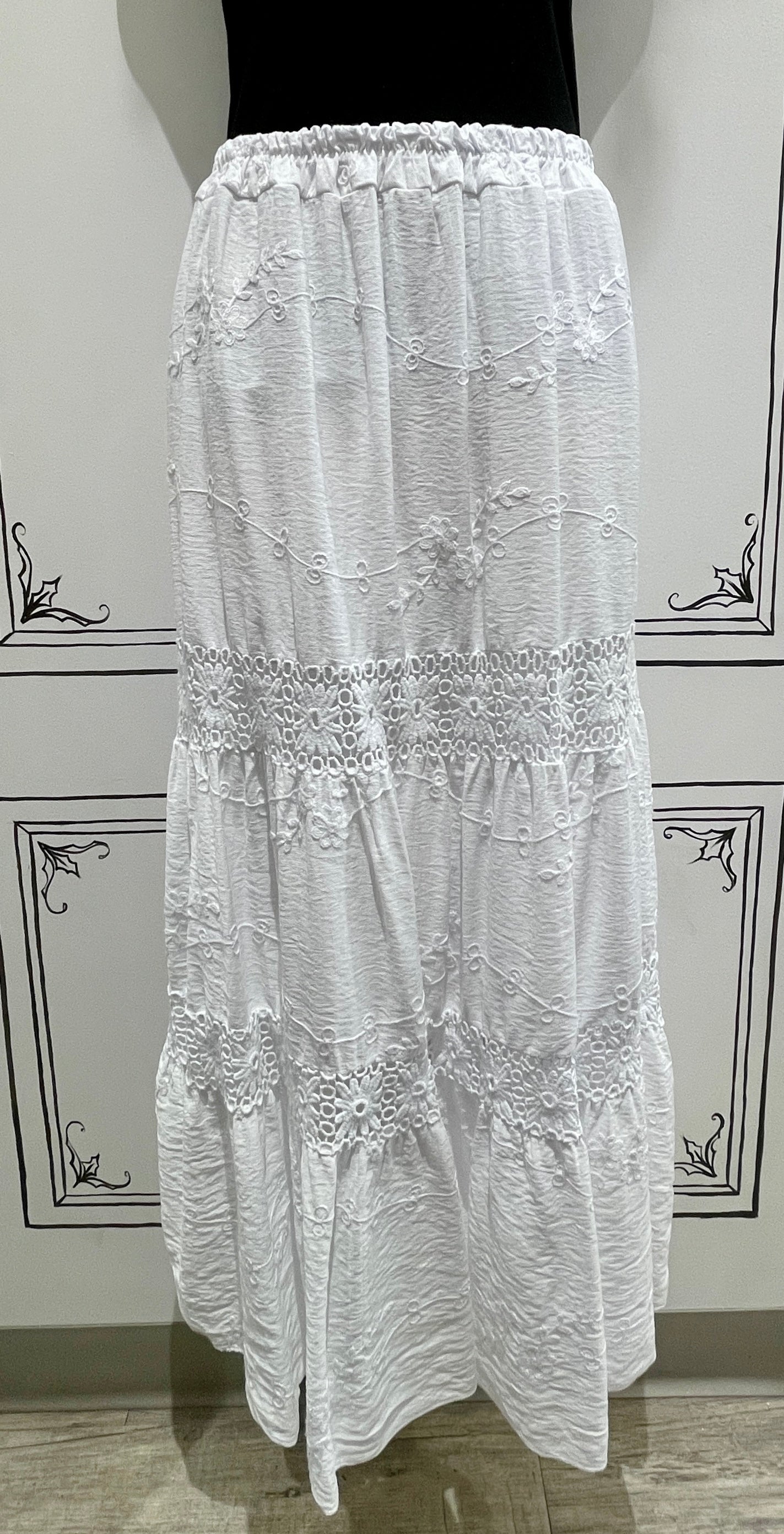 LACE DESIGN SKIRT