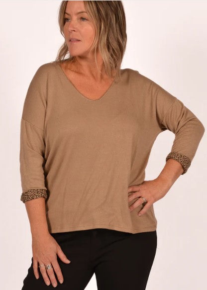 CATH TOP WIDE V NECK LEOPARD