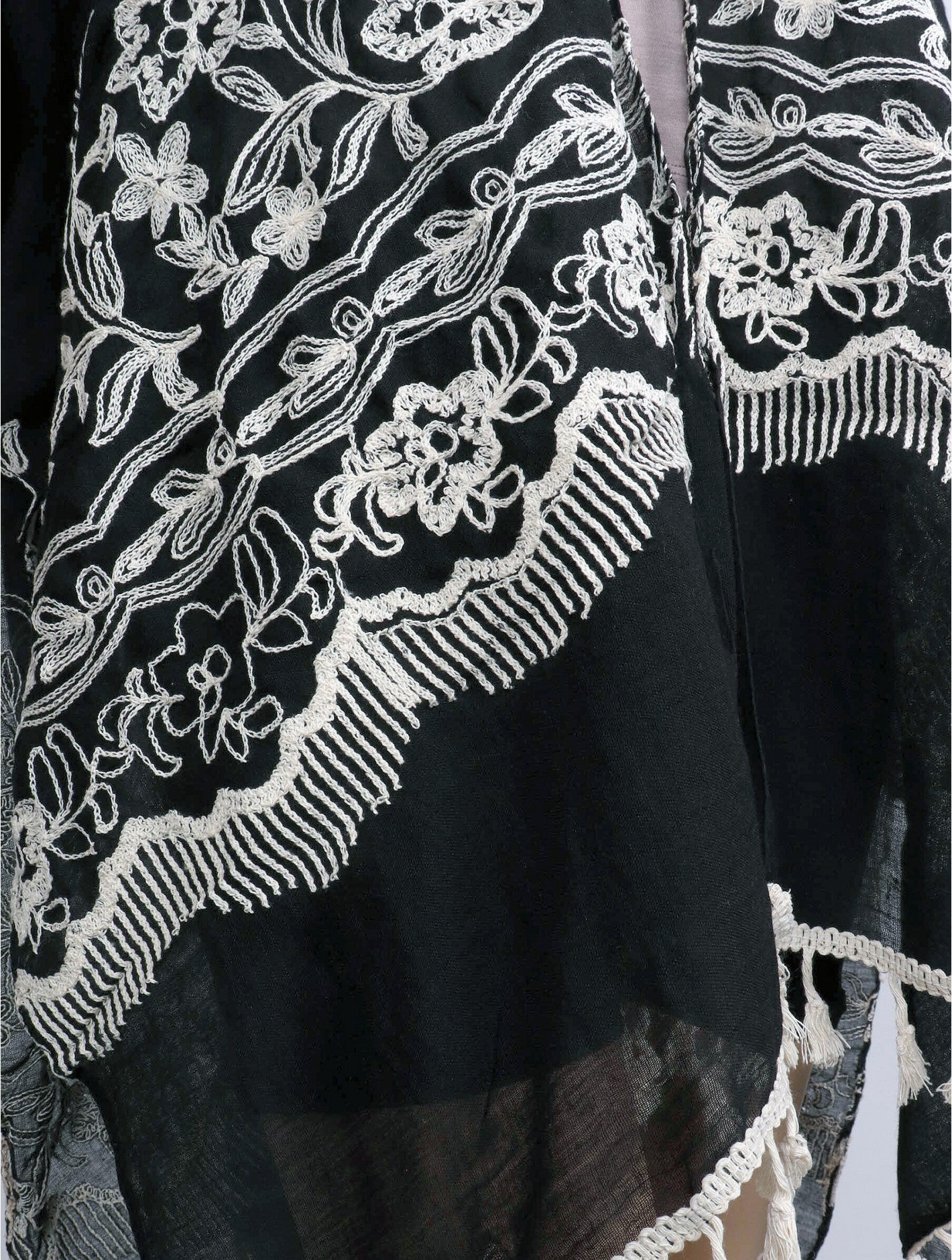 FLORAL EMBROIDERED KIMONO