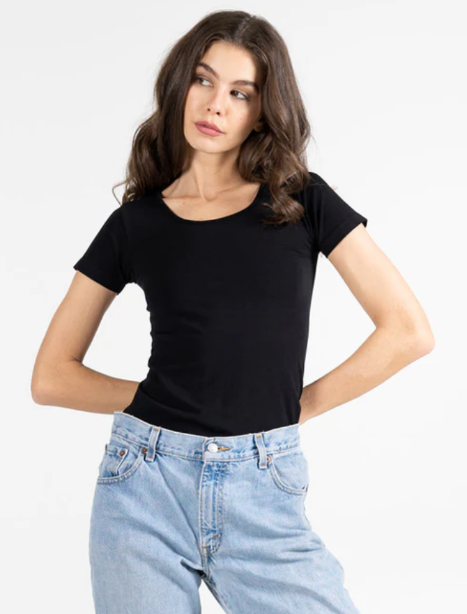 SHORT SLEEVE SCOOP NECK TOP