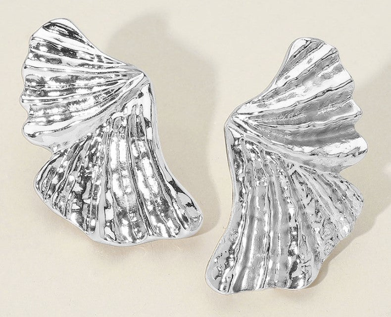 WONA EARR CLIP ON TEXTURED METAL PETAL
