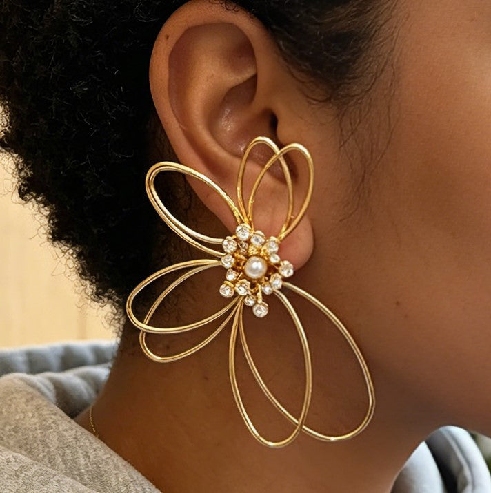 CLASSIC HALF DAISY STUD EARRING