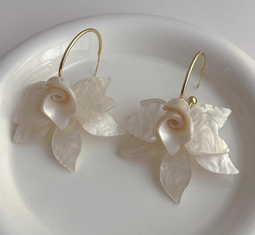 PETAL DANGLE FLOWER EARRING