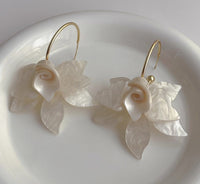 PETAL DANGLE FLOWER EARRING