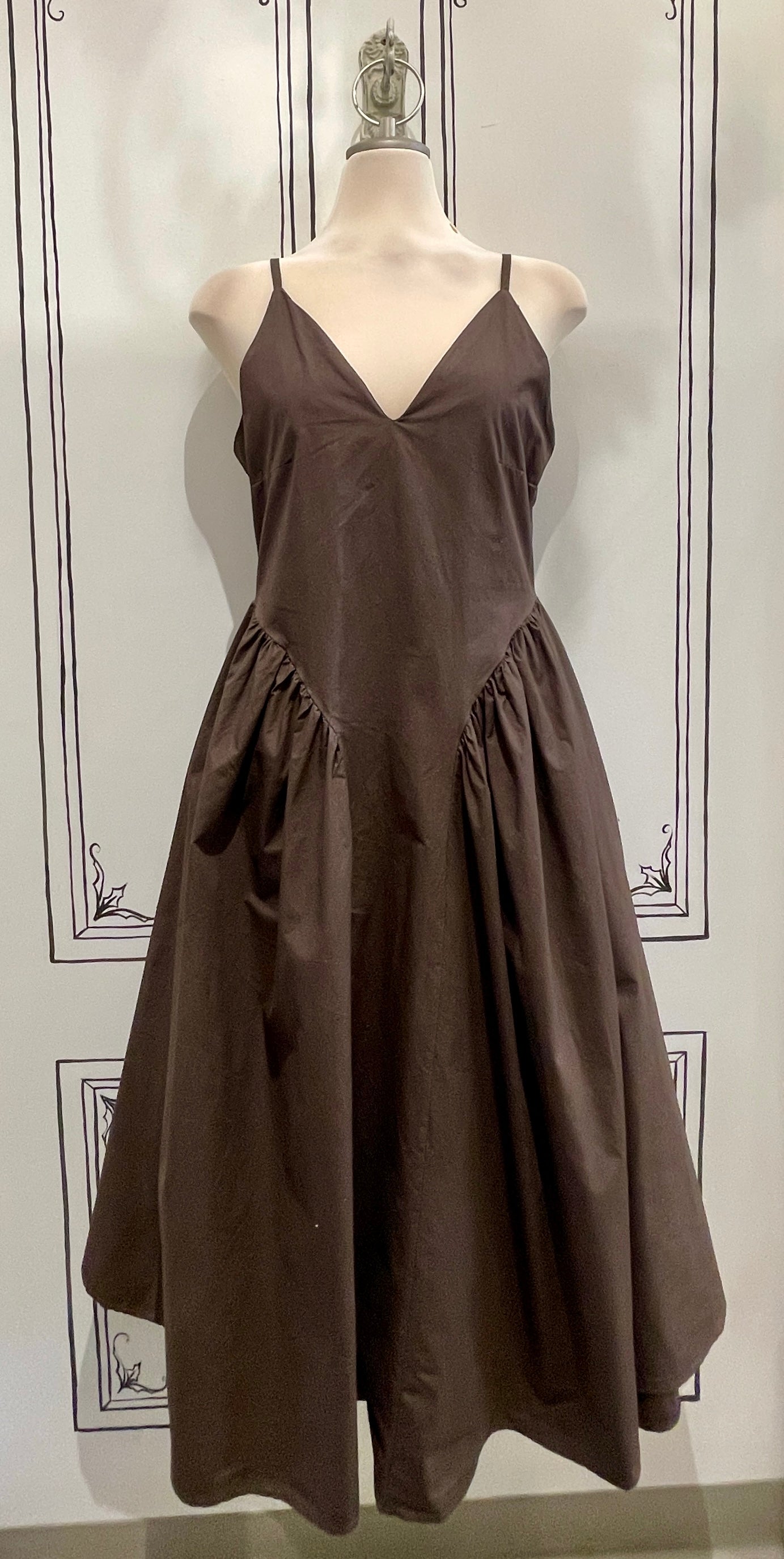 SLEEVELESS V NECK DRESS