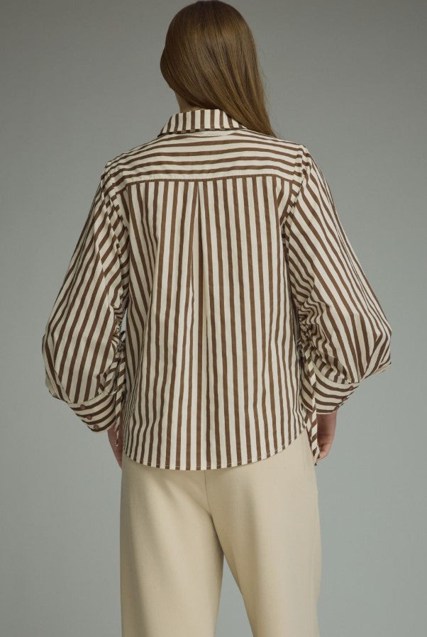 PUFF SLEEVE WITH BUTTON CLOSURE TOP