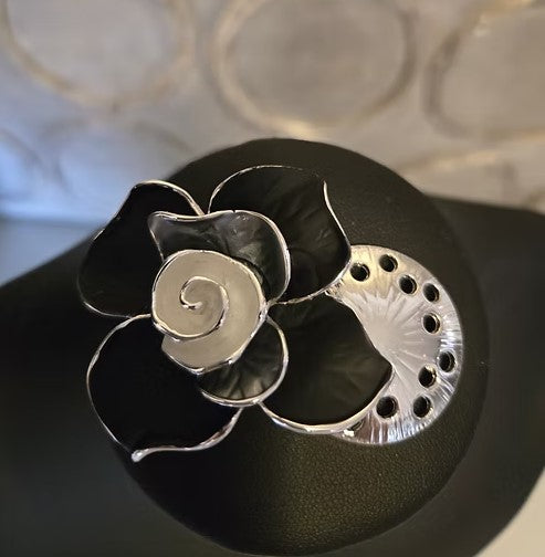 KBELL PIN MAGNETIC FLOWER