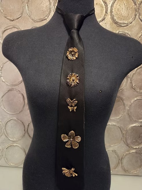 NECKTIE WITH BROOCHES