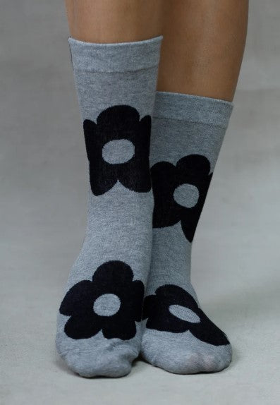 SOCKS WITH LARGE FLOWERS