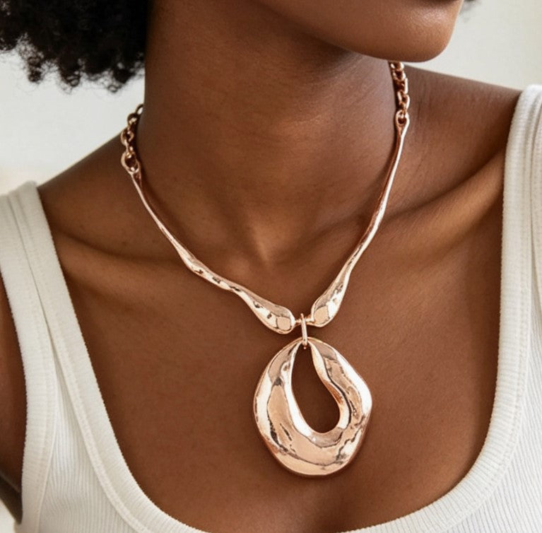 HAMMERED RIPPLE PENDANT NECKLACE