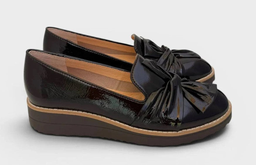 DJANGO & JULIETTE CRINKLE PATENT ROUND TOE LOAFER
