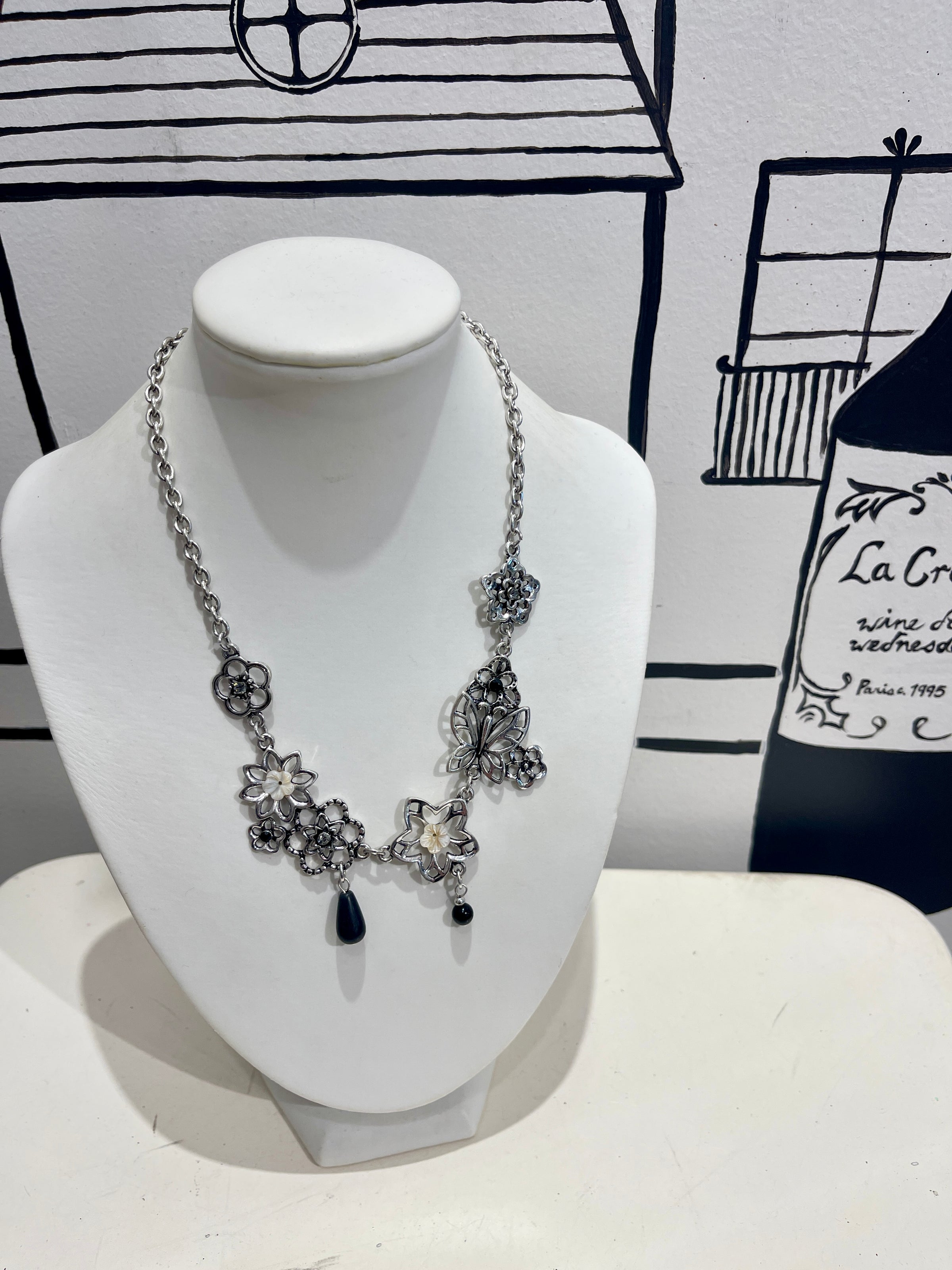 STATEMENT NECKLACE